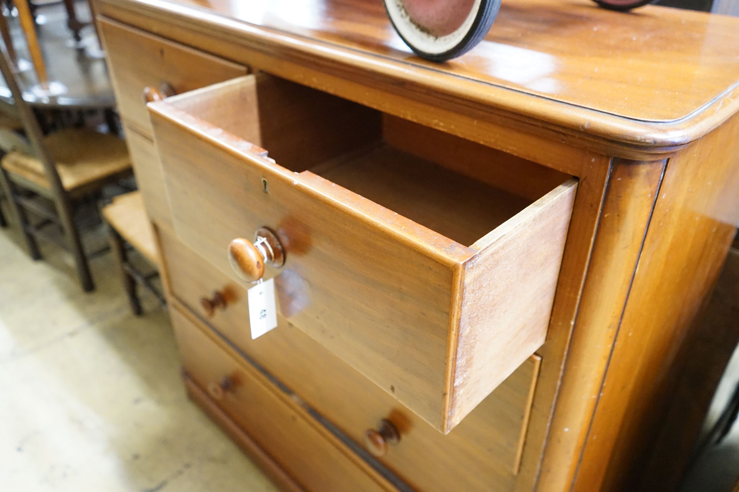 A Victorian mahogany chest of drawers, width 117cm, depth 48cm, height 118cm